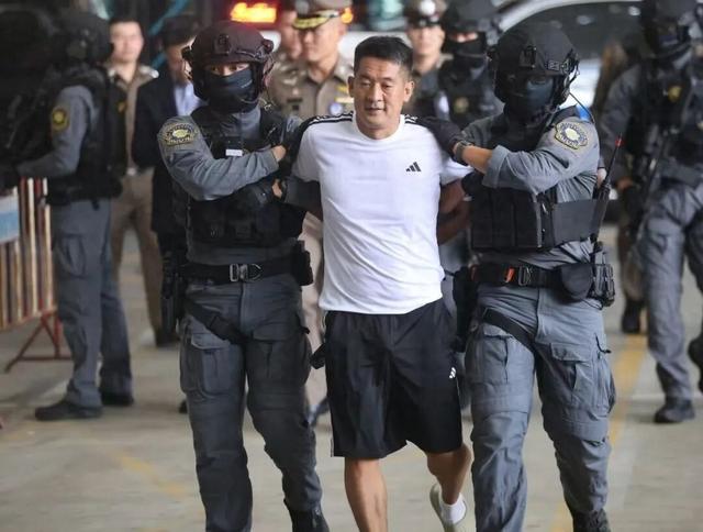 佘智江被押送上飞机，引渡回中国，涉案金额超27亿元，曾参与投资开发KK园区