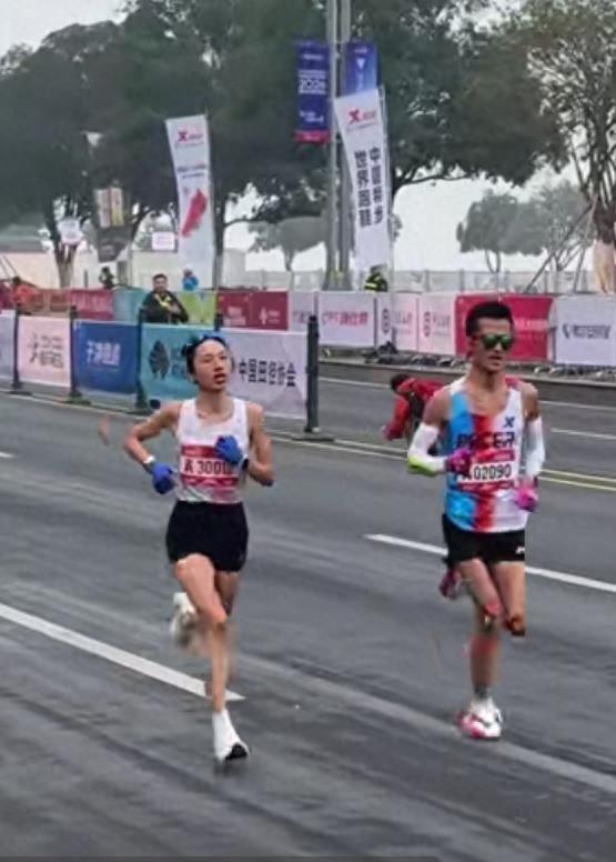 “最快女护士”张水华重庆马拉松创个人第二好成绩	，丈夫解释她嘴唇发黑：上次比赛的冻伤