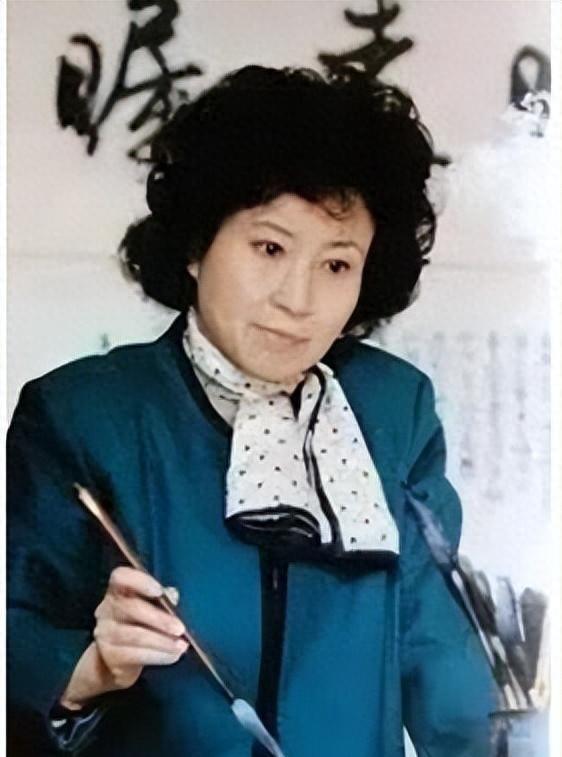 结婚仅1年，87岁的范曾已衰老，比他小50岁的娇妻仍如花似玉