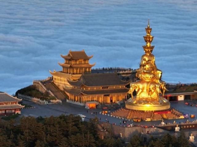 入伏后的峨眉山，在云卷云舒中等你来