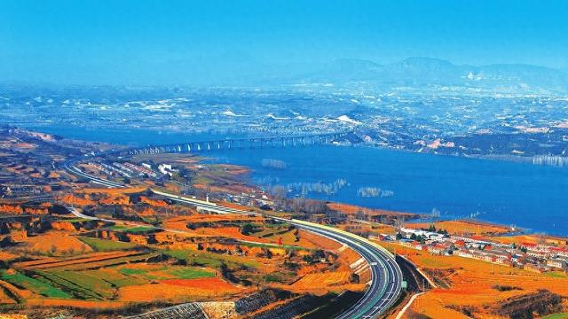 俯瞰垣渑高速公路垣曲段，公路与农田、村庄共同勾勒出冬日美景