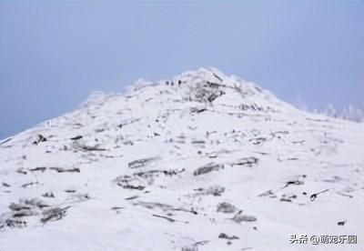 清晨五点大理洱海，第一缕阳光刺破云层，湖水瞬间绽放万千金光