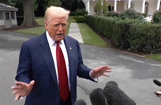 俄油收入已腰斩，特朗普再补一刀，是为和平，还是为美国赚钱？