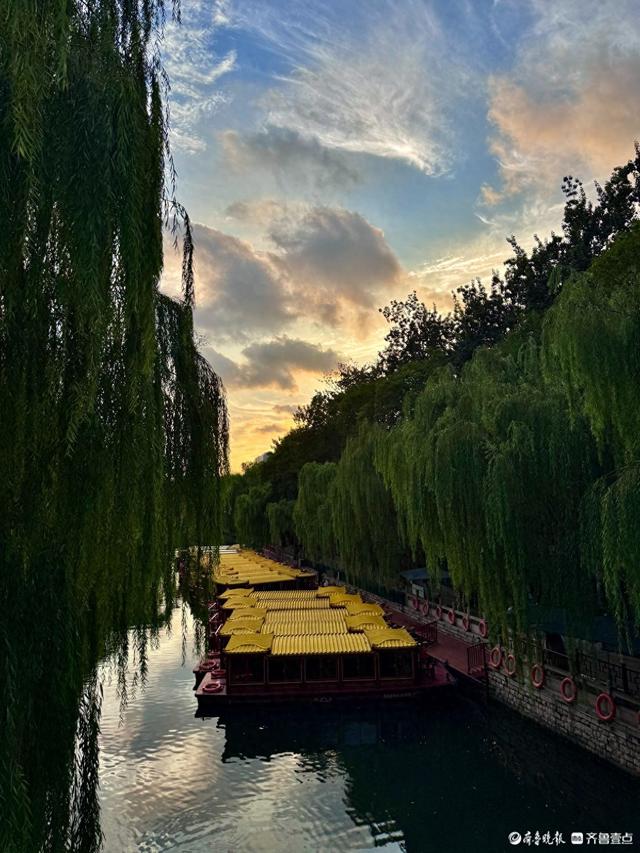 夕阳下的黑虎泉护城河