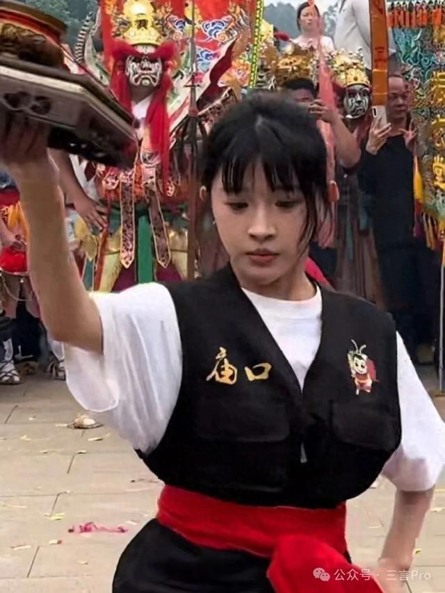 三只羊停播一年，疯狂小杨哥众徒弟如何“谋生”？