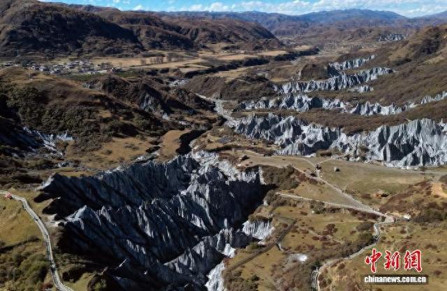 四川道孚：海外华媒代表探秘有“异域星球”之称的墨石公园