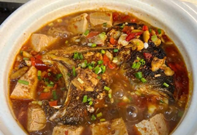 天冷了，怎么少得了这道菜呢？冬日里的鱼头豆腐煲