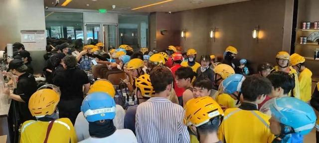 秋天的第一杯奶茶还在“刷屏”;盒马否认闭店;大厂开抢2026届毕业生 | Morketing周刊350期