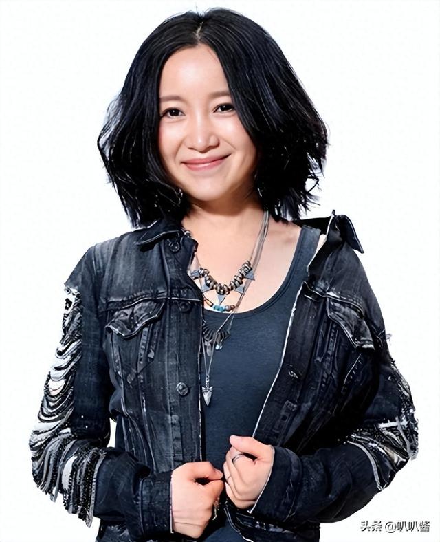 她连上5次春晚，私下却和恩师同居怀孕被骗流产，今57岁依然单身