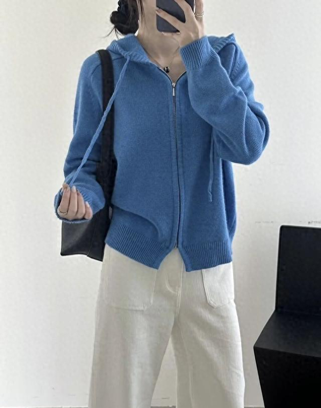 今年秋冬一定要试试蓝色针织，清爽减龄！太显气质了