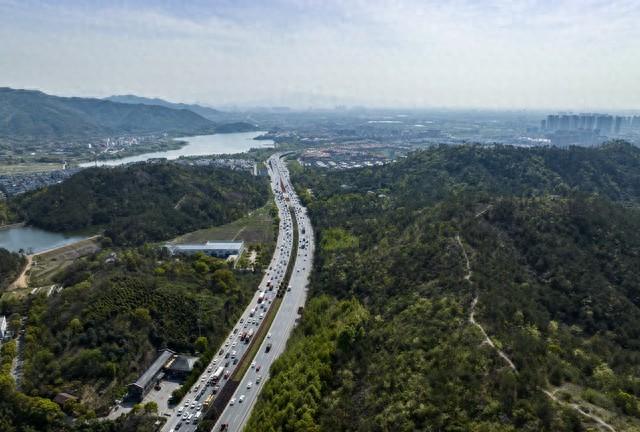 绍兴一夜爆火今年暑期，一向内敛到仿佛"隐形存在"的绍兴