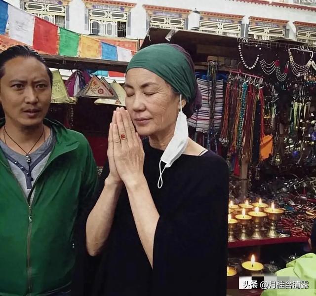 王菲西藏祈福，头戴绿头巾，素颜下眼袋好明显，岁月不饶人啊
