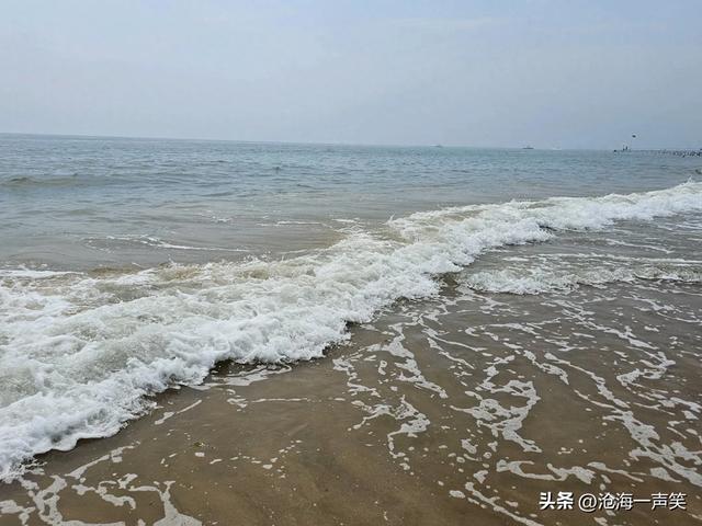 波涛滚滚，滚滚浪花，浪声阵阵，陶醉其中，抓住大海，海边畅游