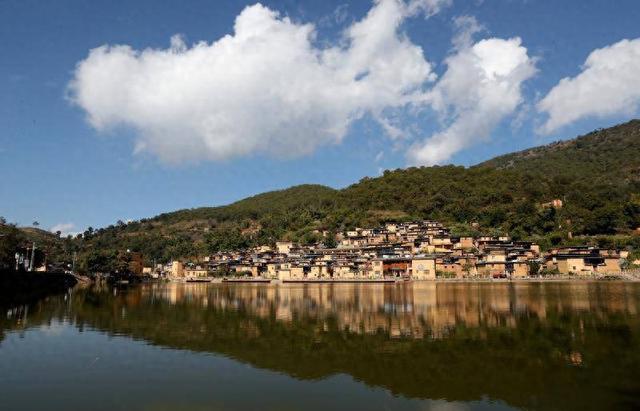 彝乡展新韵   人在画中游