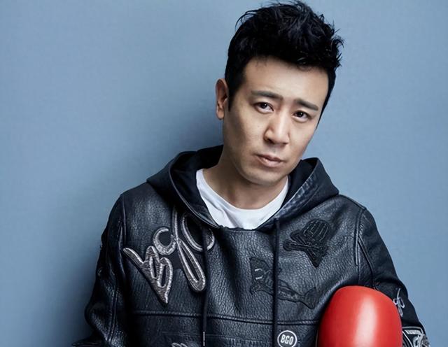 不到72小时，《人民日报》4次点名于和伟，张艺谋的话有人信了