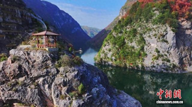 甘肃磨坝峡初冬层林尽染五彩斑斓