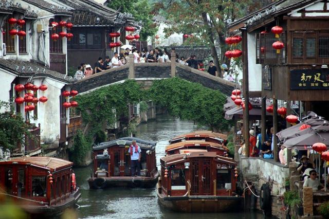 江苏苏州：山塘街人头攒动 出现暑期旅游高峰
