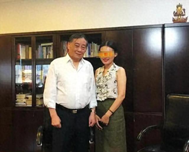 宗庆后杜建英香港旧照曝光，妩媚眼神早已暗示，宗馥莉13岁已懂事