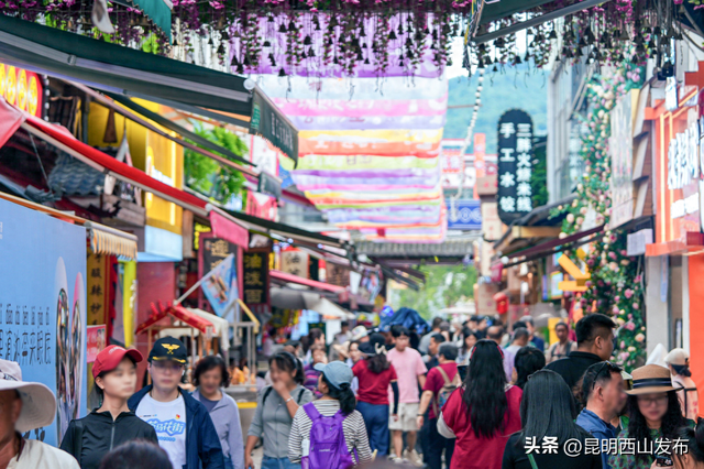 西山区“夜经济+特色街区”融合发展新样本：花千筑温泉酒店以在地化运营提升游客过夜留存率