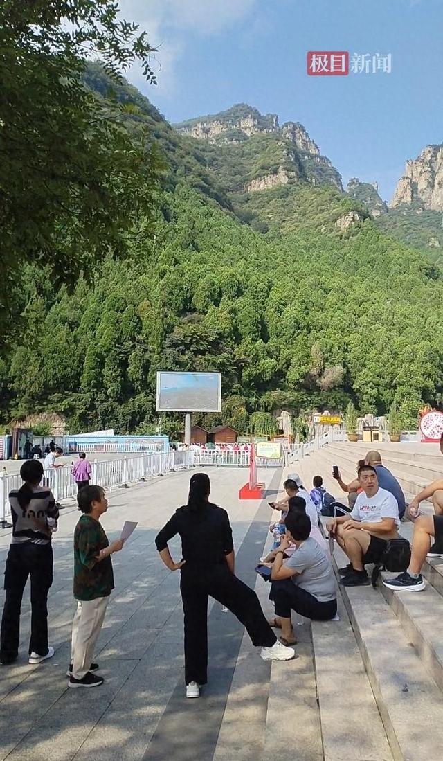 狼牙山景区户外大屏转播阅兵盛典，游客享受“超大”视觉体验