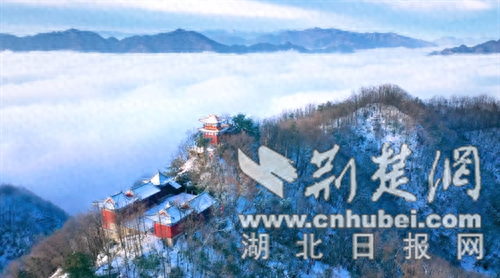 湖北偏头山国家森林公园雪后盛景：云海铺底 金顶耀光