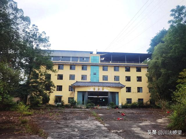 物是人非锈蚀没落的四川岳池县翠湖假日酒店