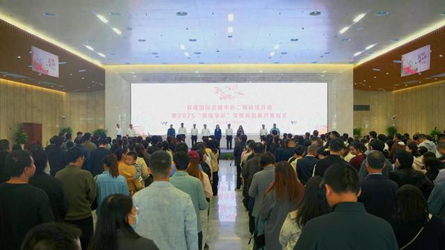 敦煌国际会展中心二期新馆开馆 “敦煌华彩”文旅商品展开展