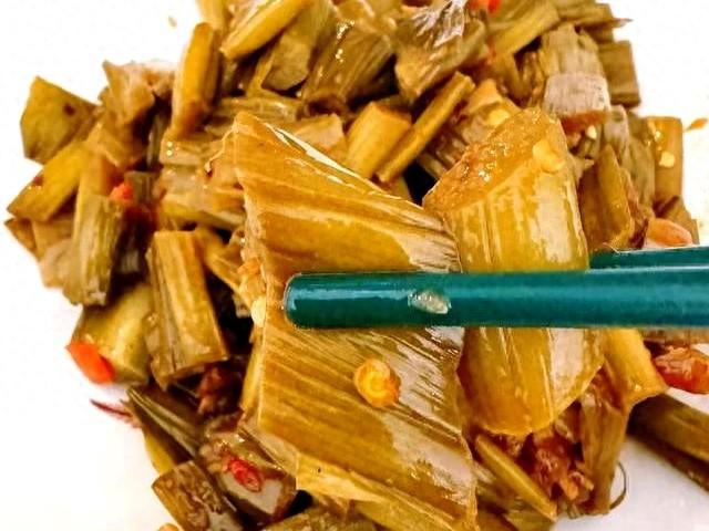酸芋梗炒五花肉：两广人家的下饭传奇，一口惊艳的隐藏美味