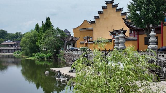 奉化县江流至长汀的一个大转弯，因洪家人而得名的洪郎潭
