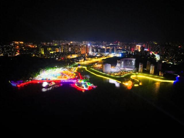 夜宴浩江湖！“超级月亮”与凌云塔共辉，沅江新夜景美出圈