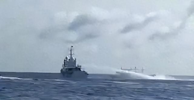 美大使馆通告中国，不准喷射水炮	，南海进入混合战，6颗钉子要除