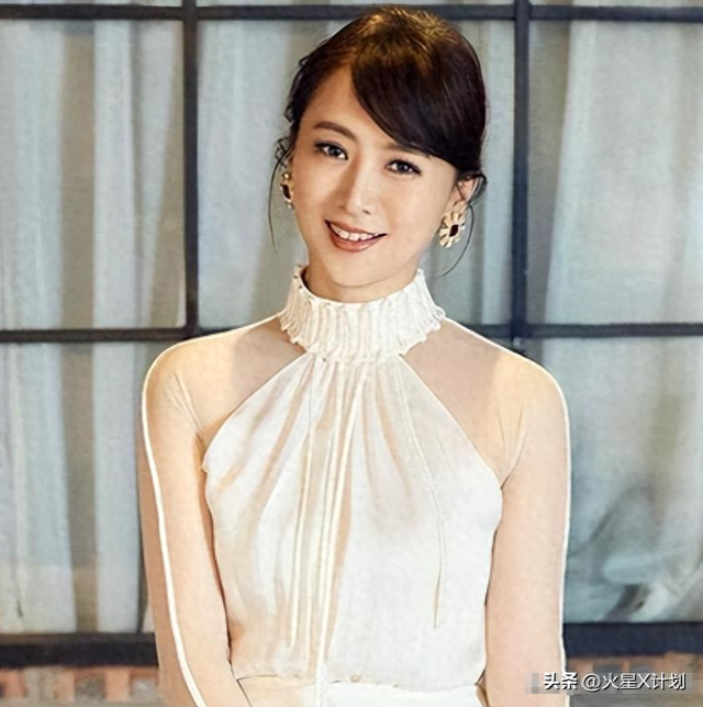 她出身清华大学，因拍三级片与父母决裂，如今不让女儿进娱乐圈