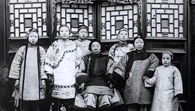 1906年，一位清朝女子自愿脱下衣服，让洋人拍下这组裸体照片