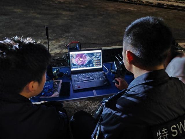 洪雅公安：“村晚”点燃夏夜 绘就平安警色