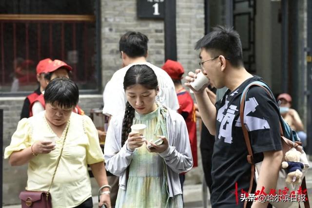【宠客新花样】中华巴洛克历史文化街区秋日宠客上“心”：免费代茶饮赠游客，还有“红马甲”温情助游