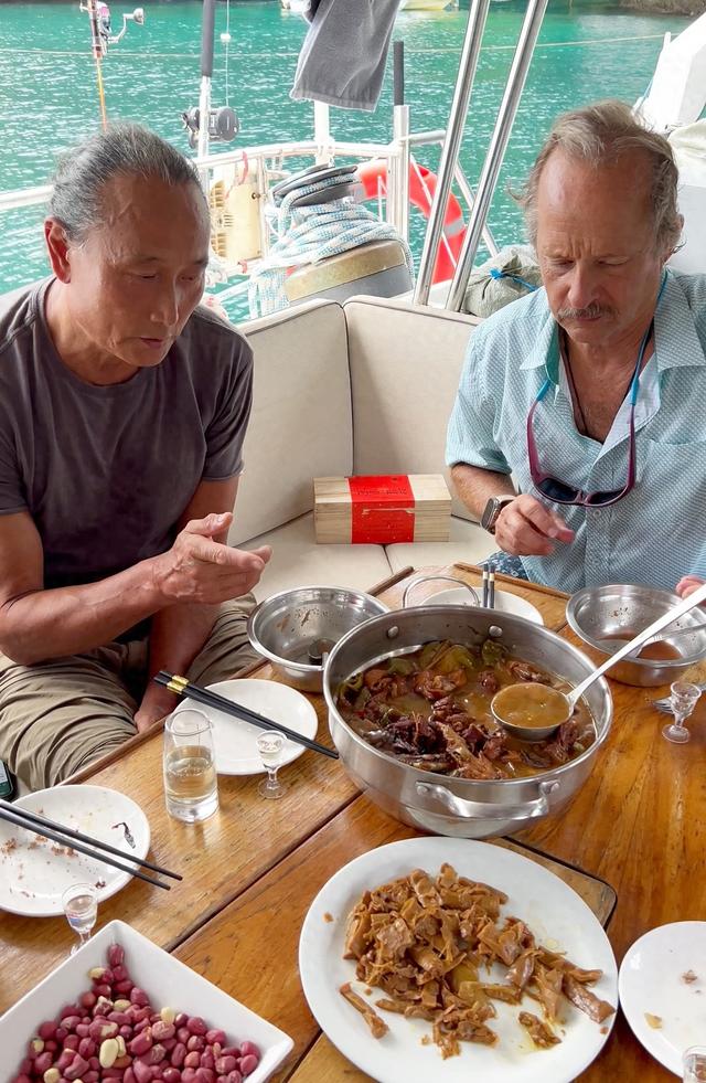 翟墨船长：用家乡的炒鸡和白酒，交四海朋友