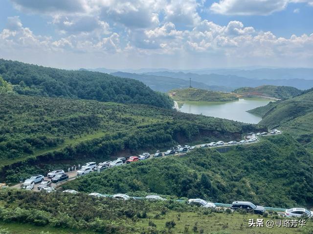 在乌蒙大草原的山坡上等风来