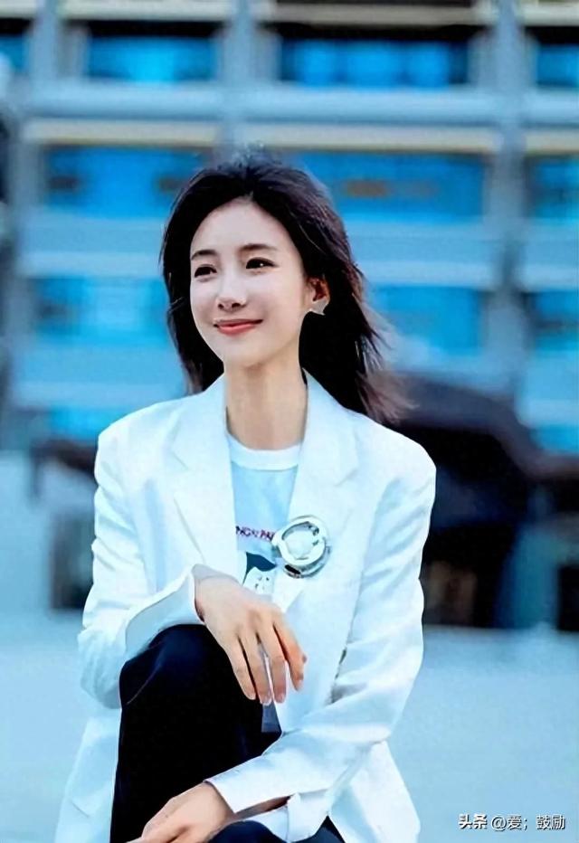 她是主持人大赛冠军，拒绝央视，如今怎么样了？