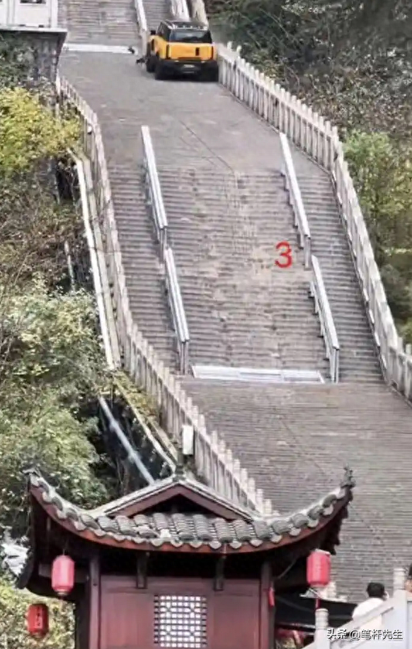 奇瑞风云 X3L 天门山挑战翻车！防护绳脱落撞护栏，官方紧急致歉