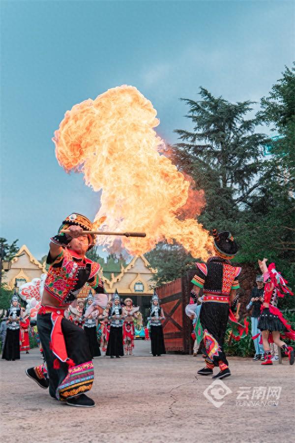 篝火映夜 七彩云南欢乐世界上演火把节盛夏狂欢