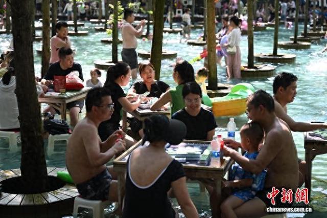 成都高温天气持续 游客打水上麻将享清凉
