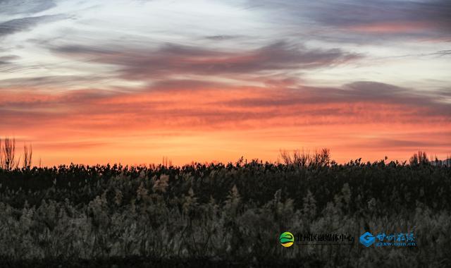 张掖：冬日朝霞绚烂如画