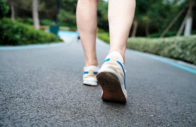 走路或许影响寿命！再次提醒：过了55岁，走路“四不要”要记牢