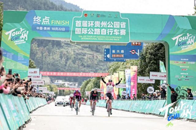 贵州铜仁：冰雪温泉与足球盛宴交织 冬游正当时