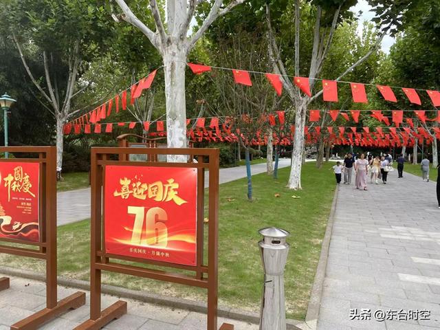 国庆节期间，东台市人民公园节日氛围浓