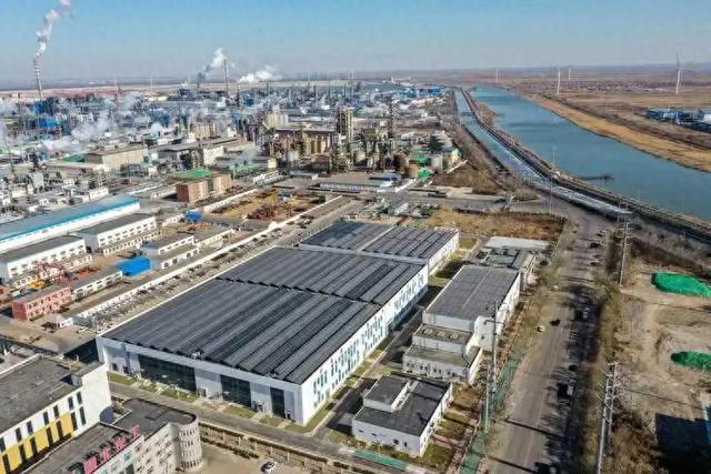 我国在建的最大海水淡化工厂，投资18亿，一天能生产30万吨淡水