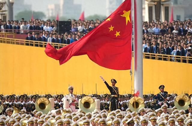 被央视怒批，摇头晃脑、德不配位，难怪阅兵从不邀请“流量”明星