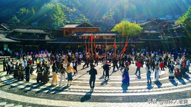 雷山西江苗寨初冬景色怡人吸引游客错峰出游