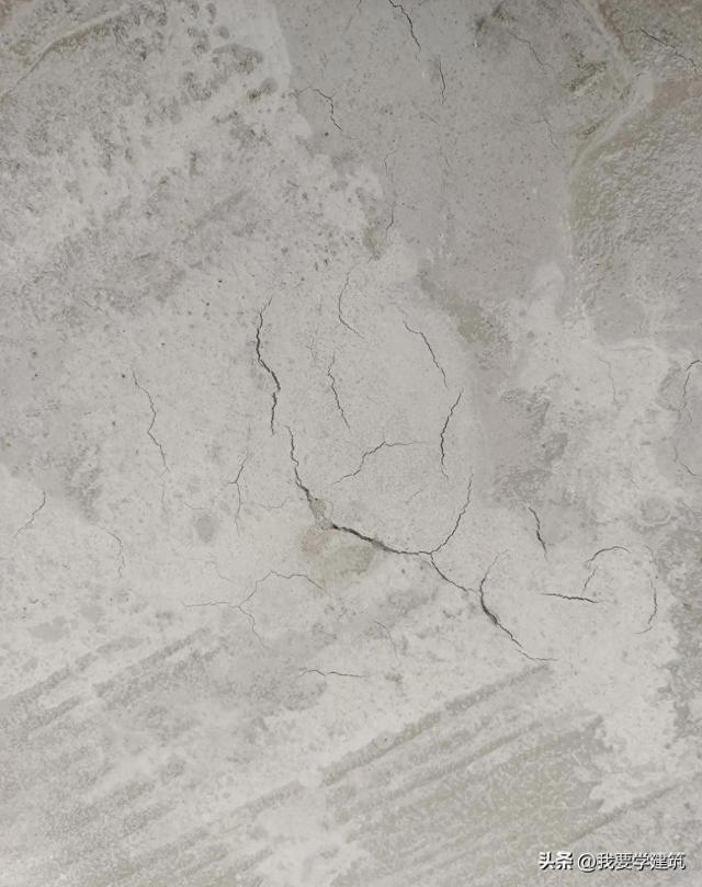 高层建筑泵送混凝土楼板裂缝产生的原因及裂缝控制技术措施
