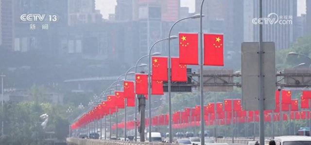 各地喜迎国庆装扮一新 “中国红”点燃浓浓爱国情